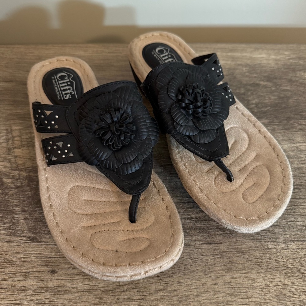 Cliffs by White Mountain Black Faux Leather Thong Sandals Women’s Sz 7.5 Flower